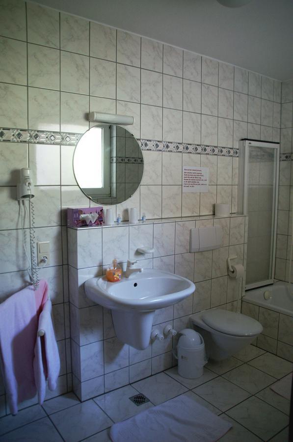 Hotel Restaurant Bieberstuben Менден Екстер'єр фото
