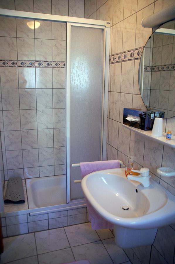 Hotel Restaurant Bieberstuben Менден Екстер'єр фото